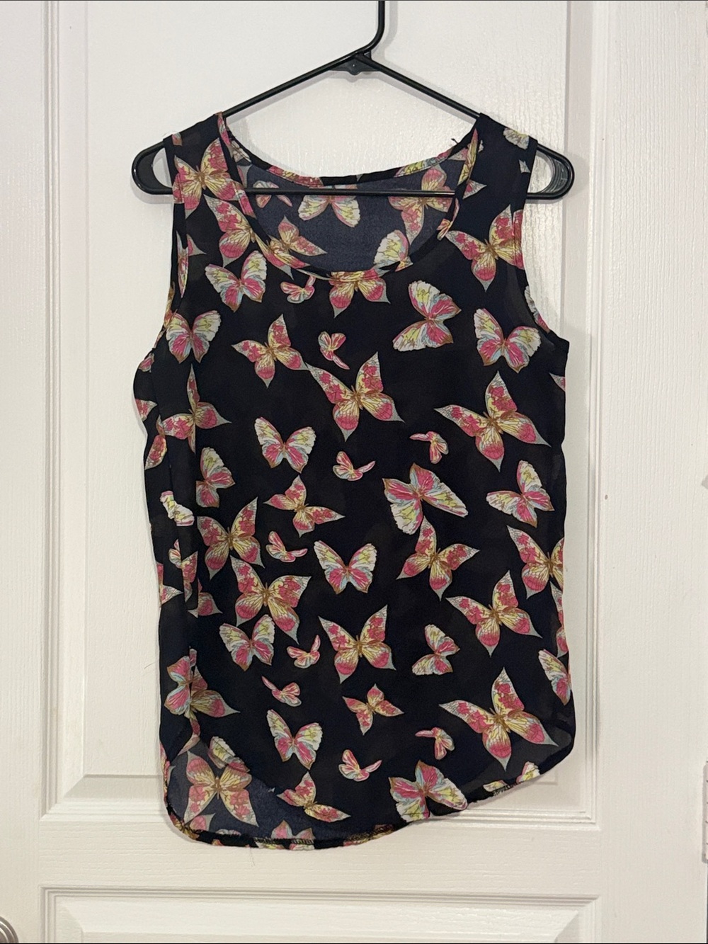 Womenโs Black Butterfly Print Sleeveless Top